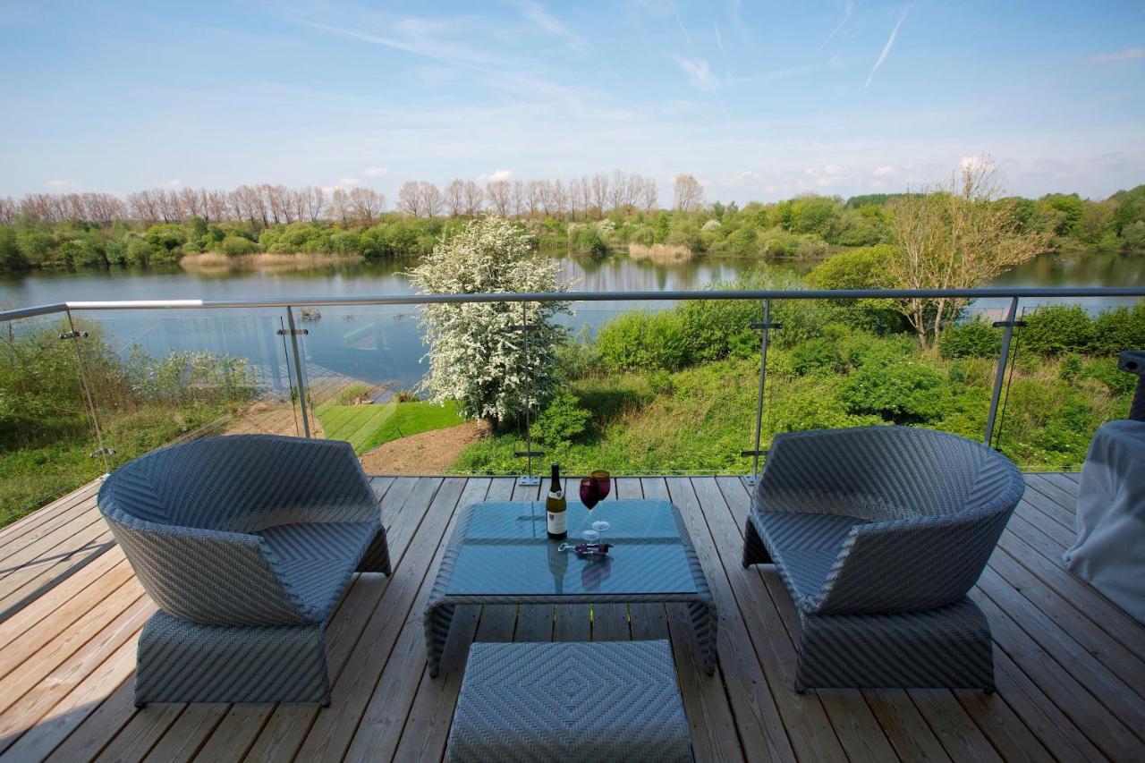 Lakeside Property With Access Into Spa On A Nature Reserve Bauhinia House Hm73 Somerford Keynes Exterior foto